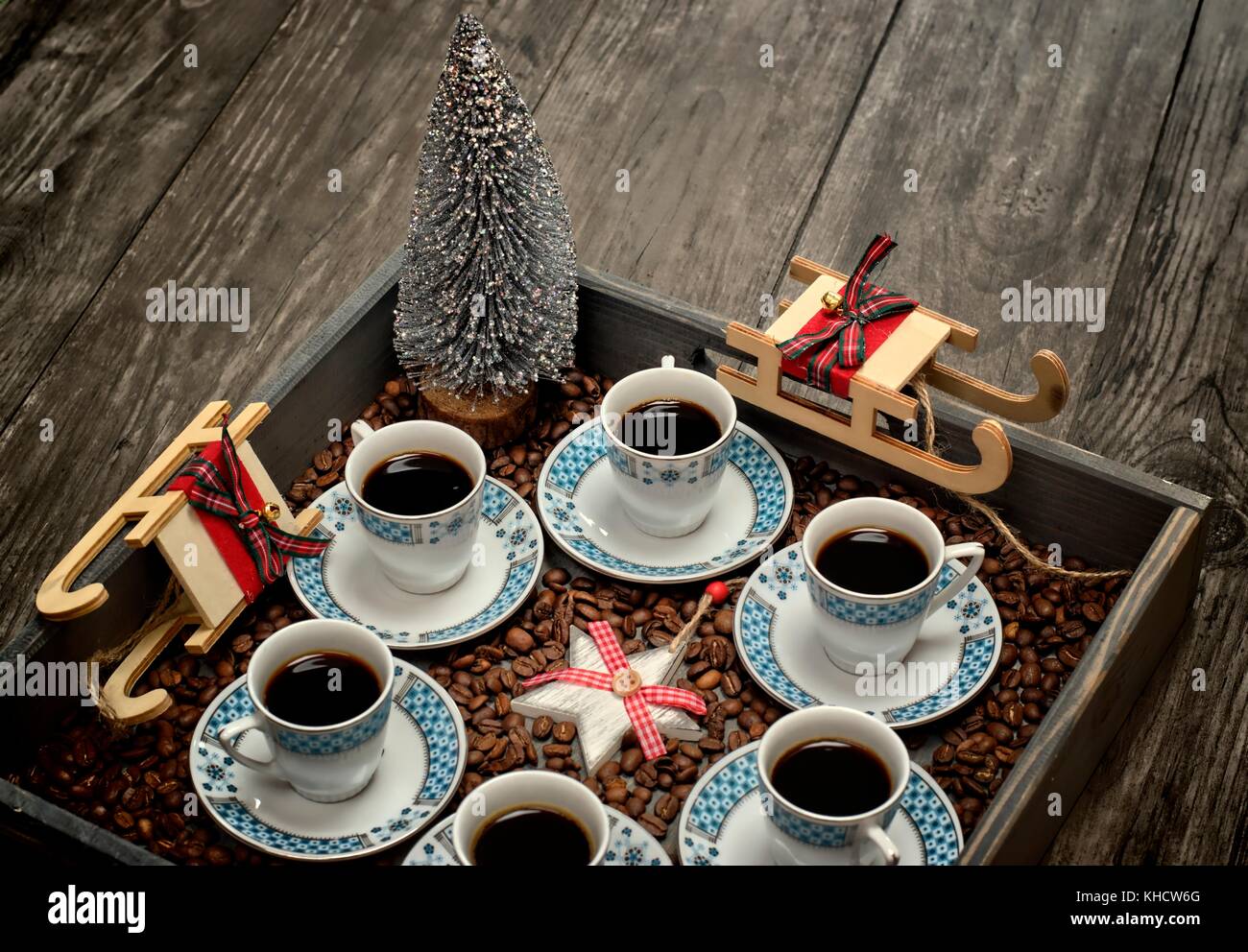 Becher mit Kaffee, pattern Design Konzept - Tassen Kaffee auf Holz- Fach- und Weihnachtsdekorationen. Stockfoto