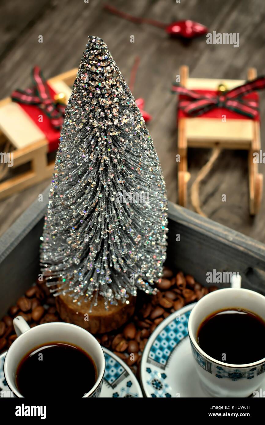 Becher mit Kaffee, pattern Design Konzept - Tassen Kaffee auf Holz- Fach- und Weihnachtsdekorationen. Stockfoto