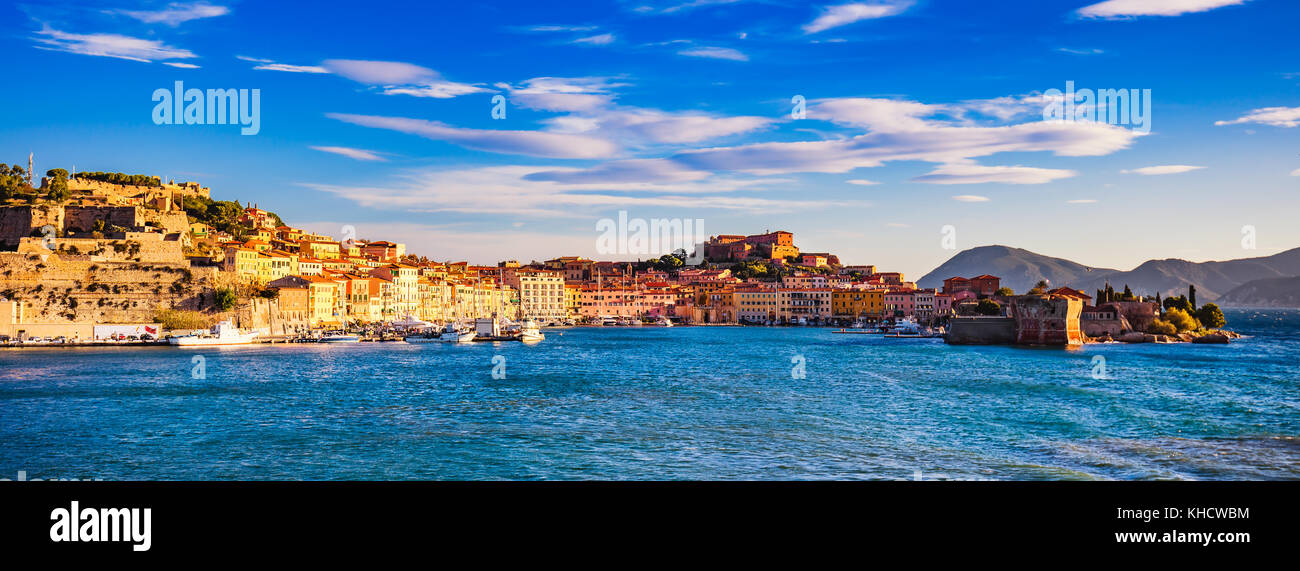 Insel Elba, Portoferraio Village Panorama, den Hafen und die Skyline von einem Fähre. Toskana, Italien Europa Stockfoto