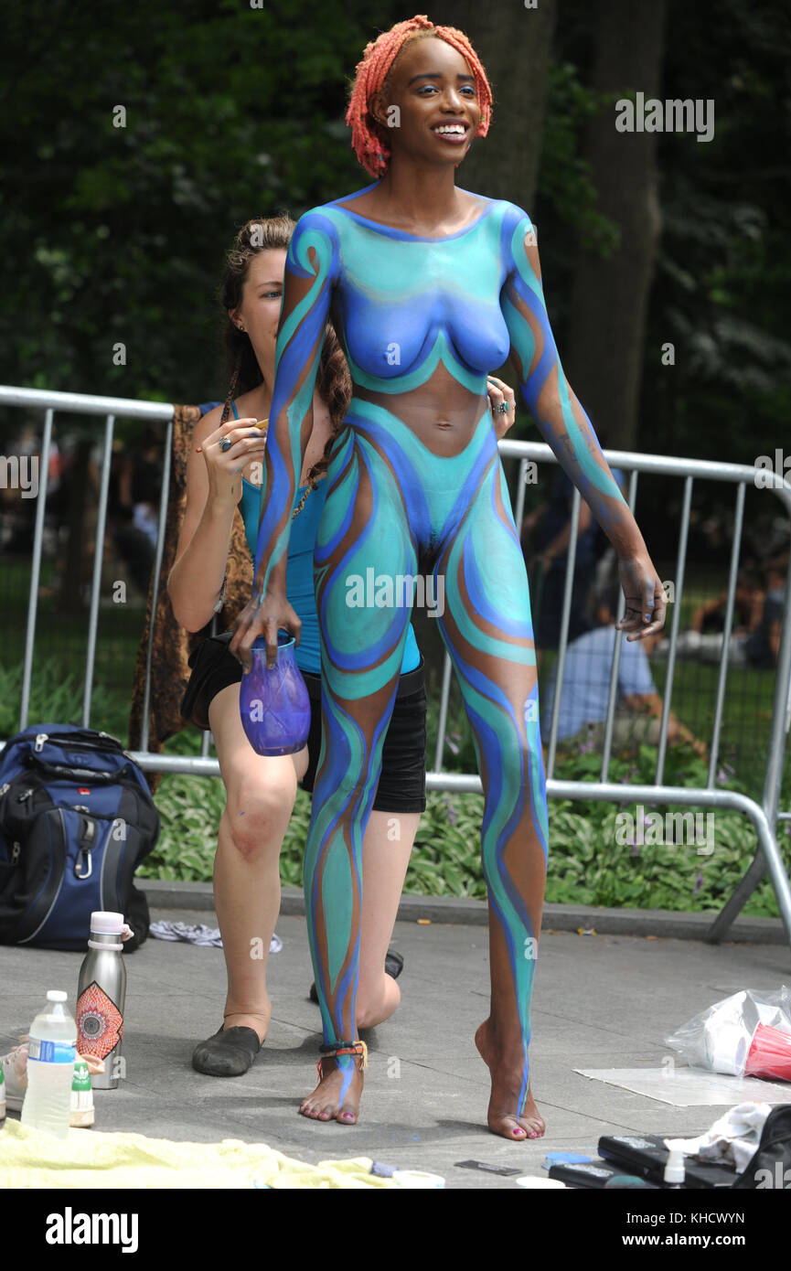 Leute: Body Painting Getriebe Ref: flxx - KHCWYN aus der Alamy-Bibliothek m...
