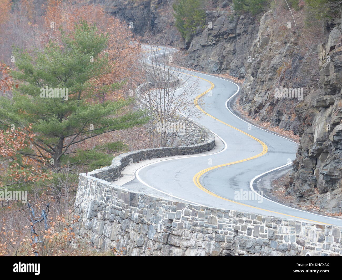 Kurvenreiche Straße in der Nähe von Port Jervis ny, kopiert die Mäander des Delaware River Stockfoto