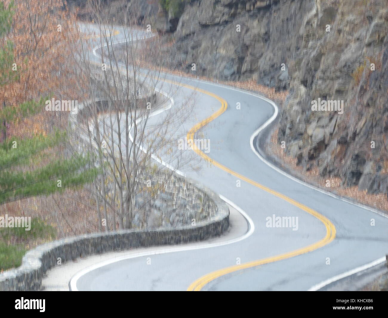 Kurvenreiche Straße in der Nähe von Port Jervis, NY Stockfoto
