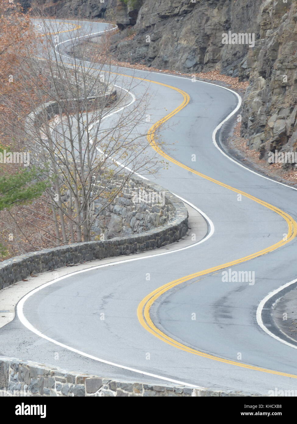 Kurvenreiche Straße in der Nähe von Port Jervis ny, kopiert die Mäander des Delaware River Stockfoto