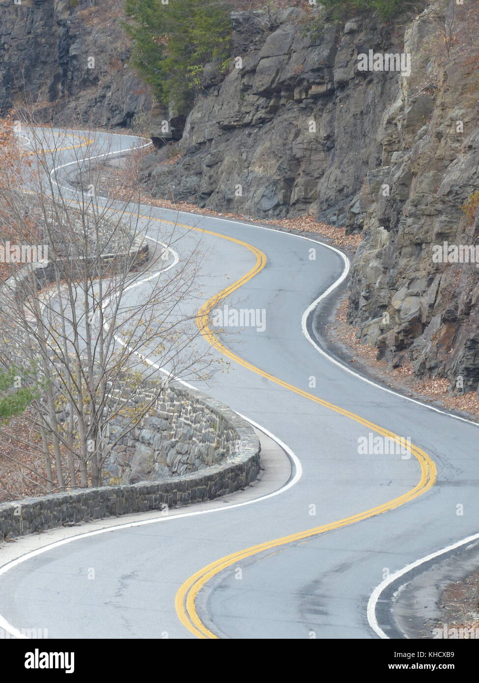 Kurvenreiche Straße in der Nähe von Port Jervis, NY Stockfoto