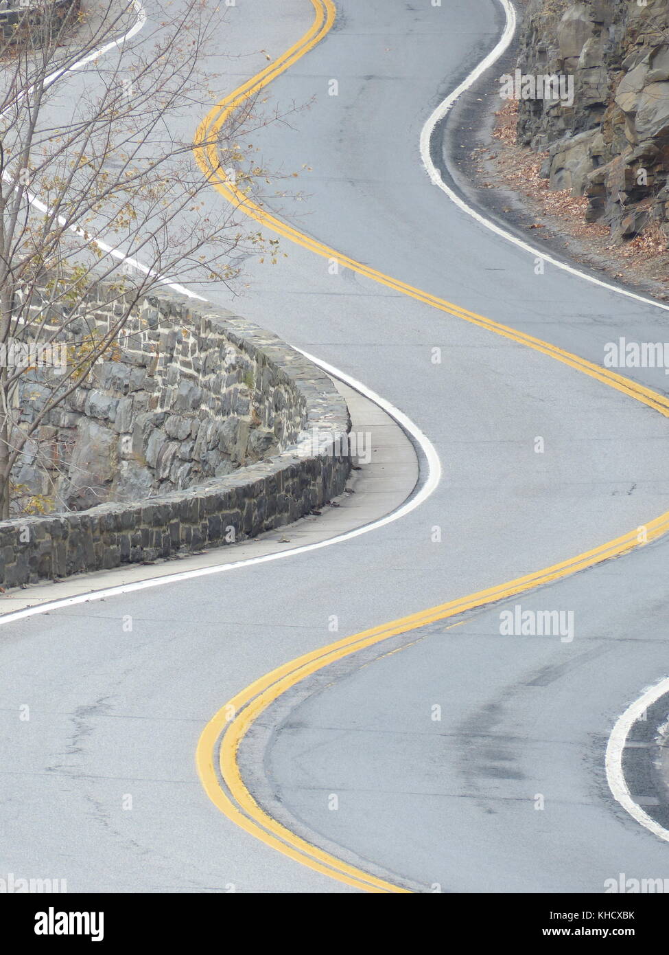 Kurvenreiche Straße in der Nähe von Port Jervis ny, kopiert die Mäander des Delaware River Stockfoto