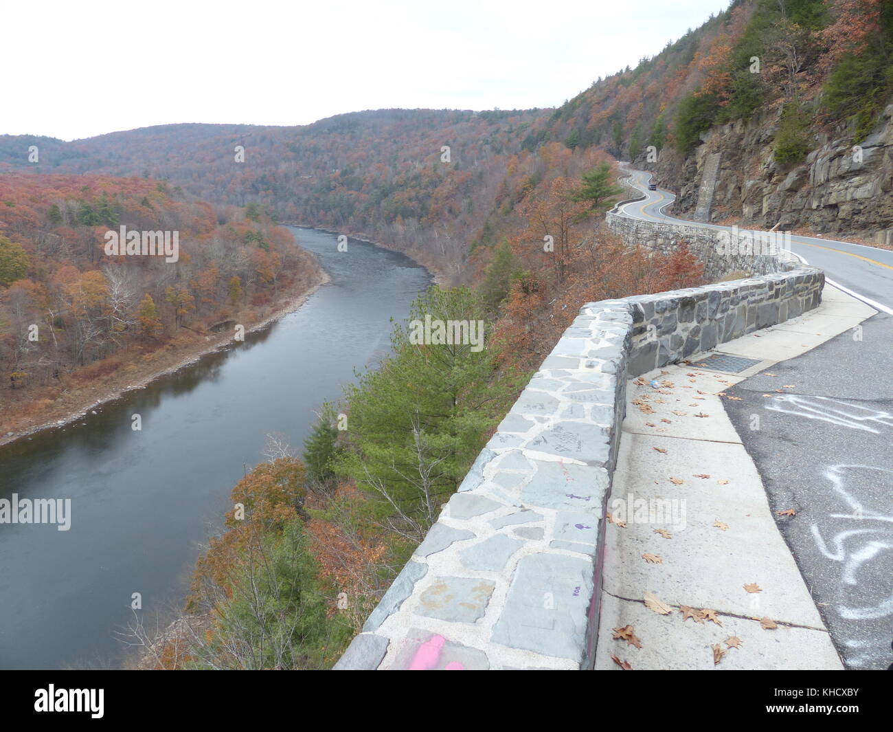 Kurvenreiche Straße in der Nähe von Port Jervis, NY Stockfoto