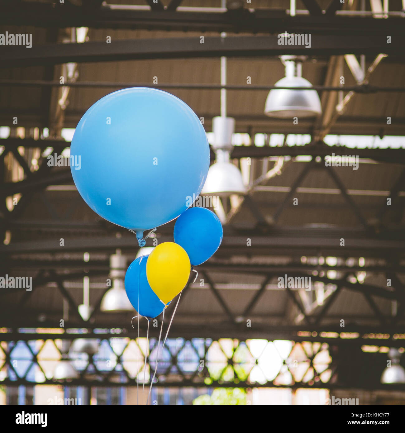 Blaue und gelbe Luftballons in Spitalfields Market in London. Quadratischen Format. Stockfoto
