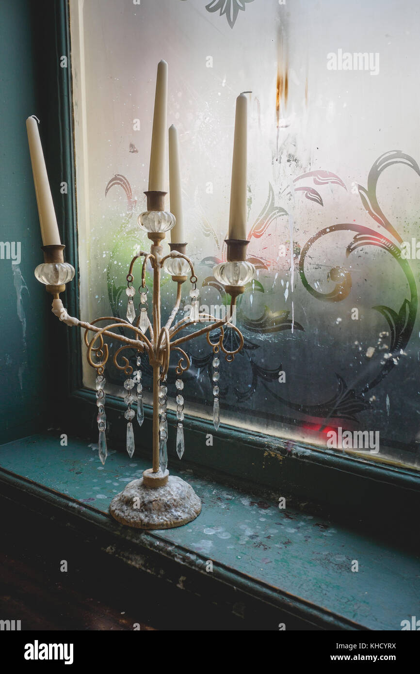 Alte Leuchter und Kerzen in einem englischen Pub. Hochformat. Stockfoto Alte Leuchter und Kerzen in einem englischen Pub. Hochformat. Stockfoto