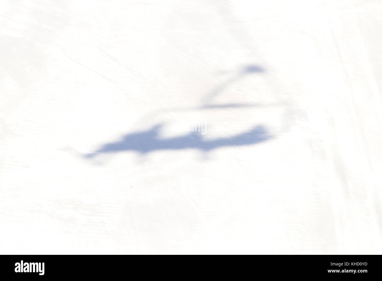 Schatten eines Wagens auf einem Skilift an einem schönen sonnigen Tag mit blauen Himmel und glänzend Schnee Stockfoto