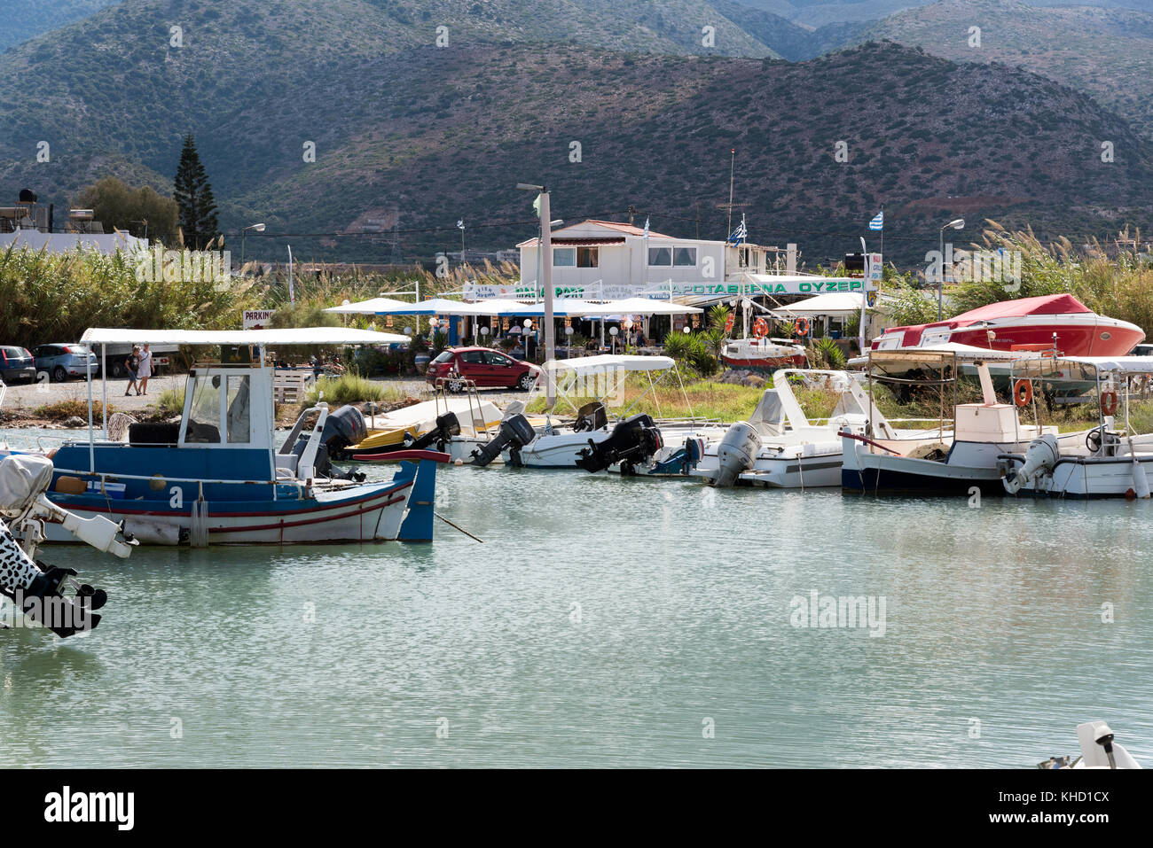 Oktober 2017. Fischrestaurant und kleine Boote auf dem winzigen Hafen. Stockfoto