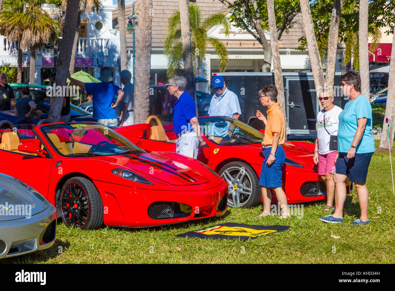 Die Automobilausstellung Ferrari Owners Club - Florida Region im Circle Park von St. Armands Circle Sarasota Florida Stockfoto