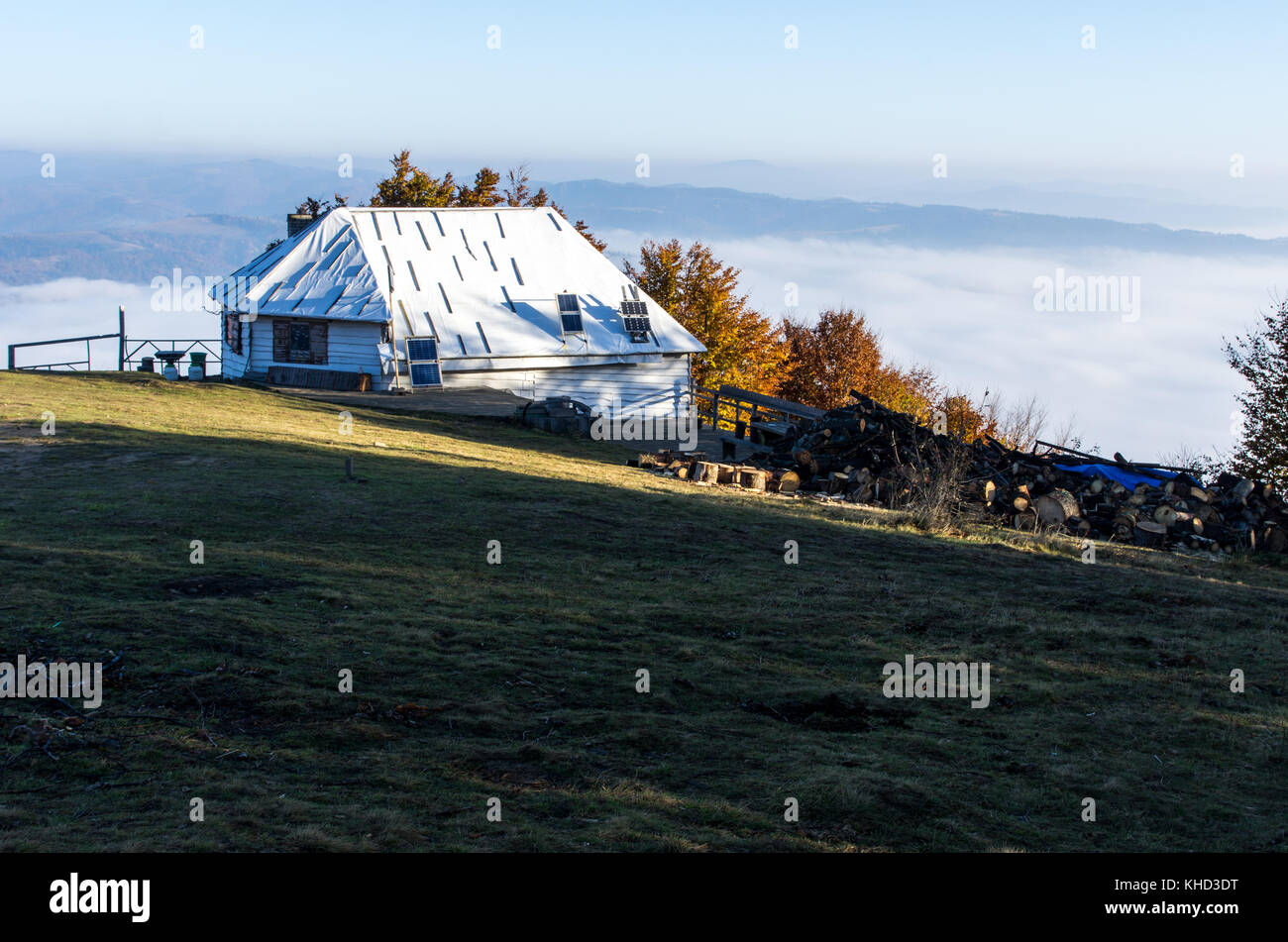 Einen einsamen weißen Haus auf einem Berg. Das Haus ist über den Wolken. Haus- und Berglandschaft. Stockfoto