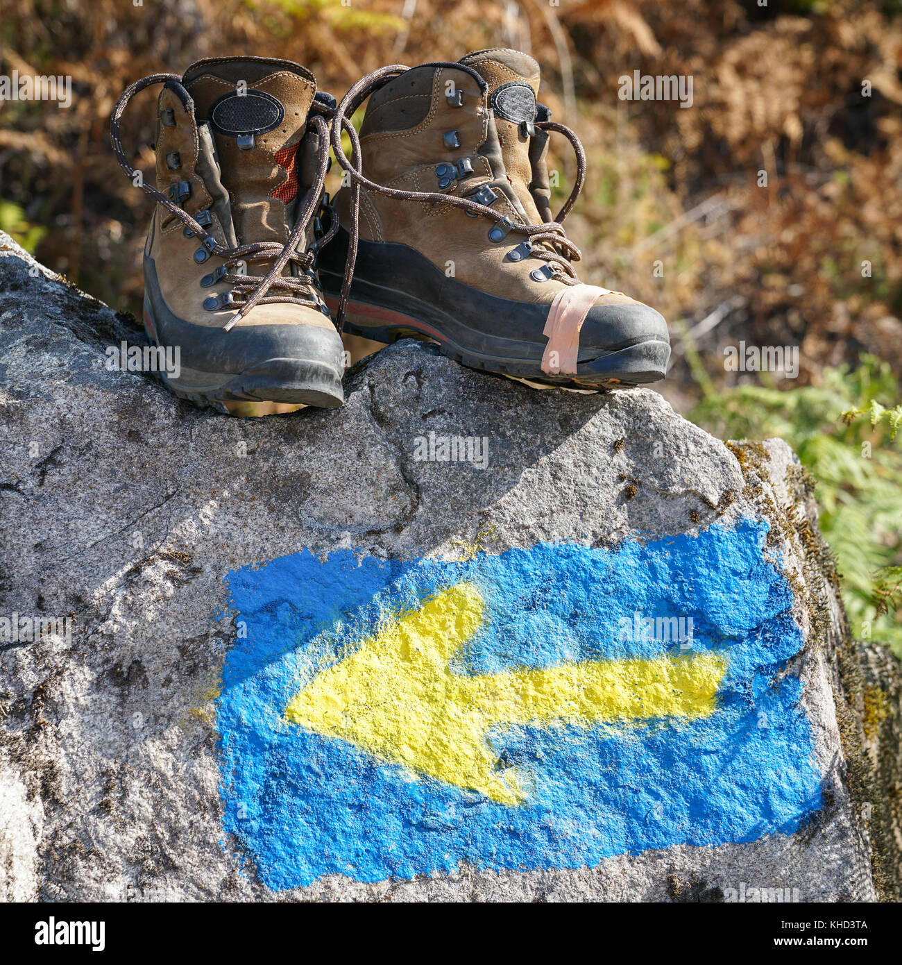 Kaputte Schuhe auf einem Wegweiser auf dem Weg von St. James, Spanien,  Europa Stockfotografie - Alamy