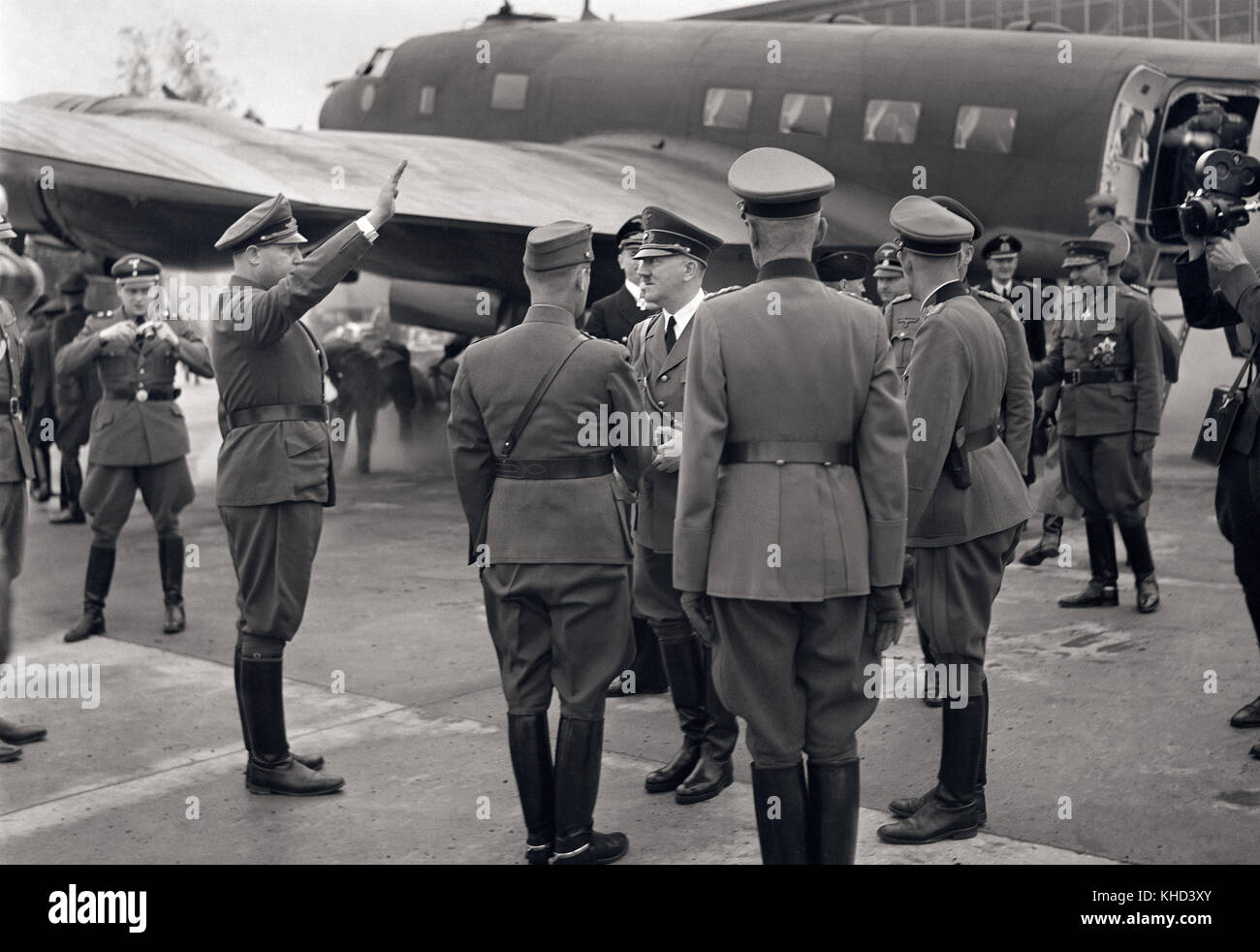 Adolph Hitler und Keitel kommen in Garnisonsstandort Finnland 4. Juni 1942 es finnischen Feldmarschall Carl Gustav Mannerheim 75. Geburtstag war. Adolf Hitler nahm diesmal nach Finnland Mannerheim persönlich zu gratulieren und viele wichtige Themen diskutieren, die das Treffen in Ostfinnland im Bereich der Garnisonsstandort Flugplatz in der Nähe der Stadt Imatra stattfand zu fliegen. Nach diesem Treffen Mannerheim spielte eine lange Zeit des Wartens und kein Verbündeter Deutschlands gegen die Achsenmächte geworden... eine sehr weise Entscheidung! Stockfoto