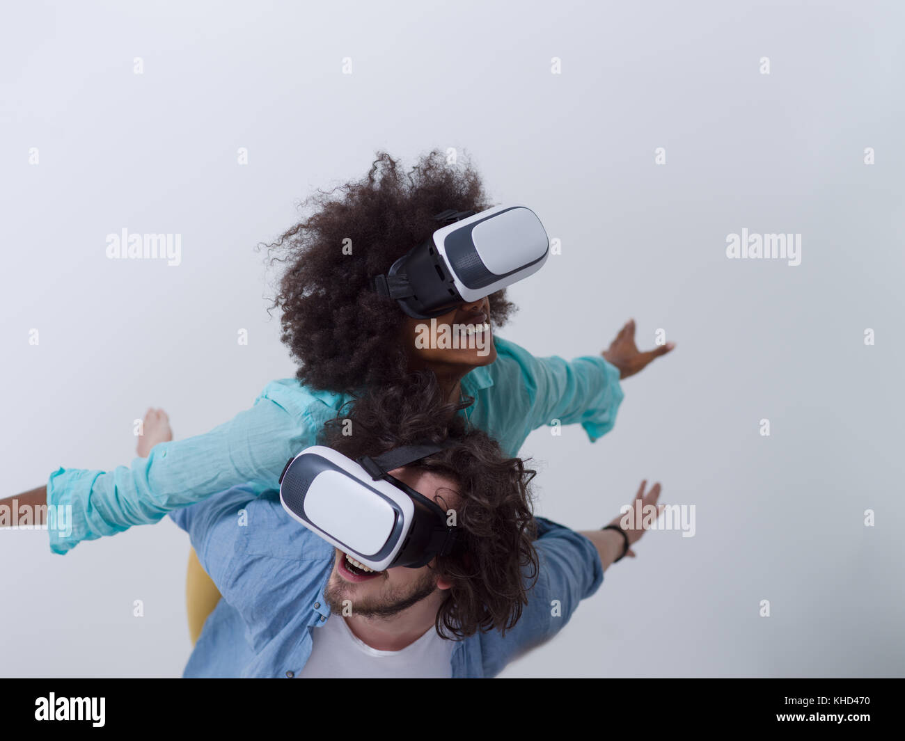 Multiethnische Brautpaar immer Erfahrungen mit VR Kopfhörer Brille der virtuellen Realität, isoliert auf weißem Hintergrund Stockfoto