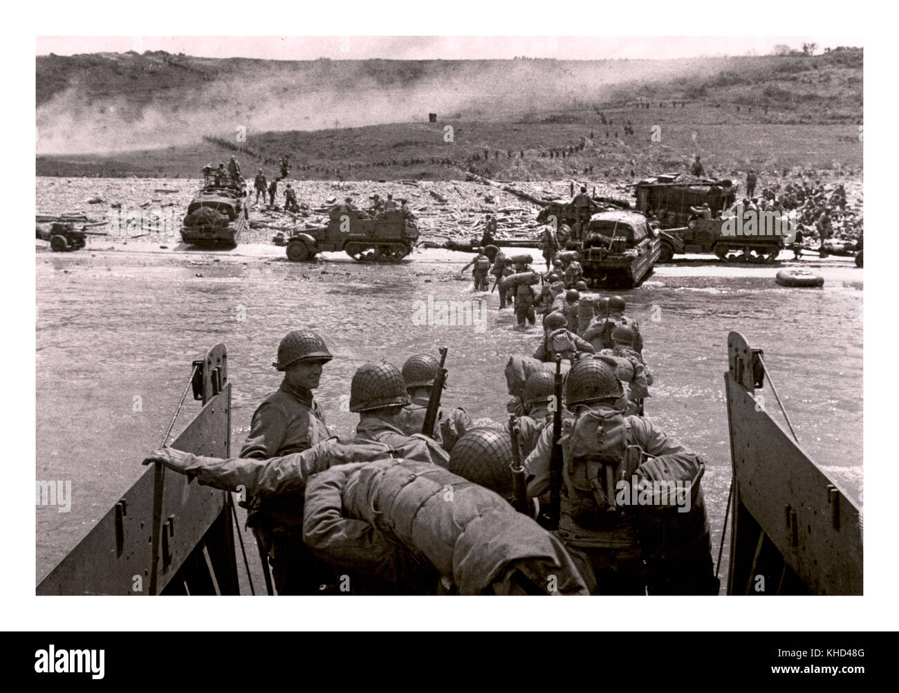 D-DAY WW2 1944 Omaha Beach Allied landet Landungsboote der US Army mit Truppen, die in das Wasser der Normandie Frankreich einsteigen Stockfoto