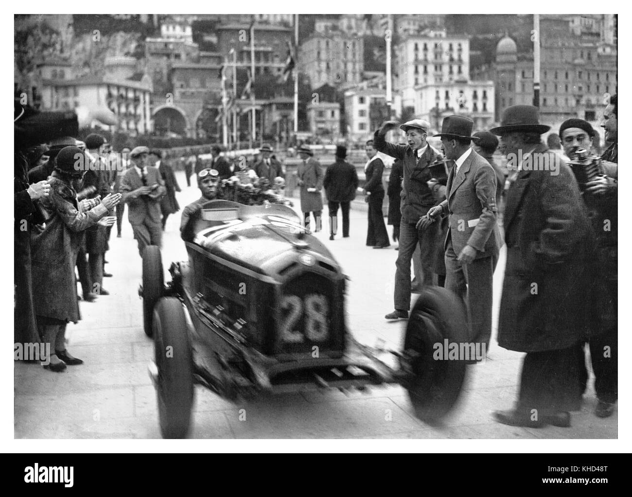 MONACO Grand Prix Nuvolari Gewinner 1932 Monaco Grand Prix. Tazio Nuvolari auf seiner Siegerparade mit Siegesblumen feiert seinen Sieg mit Works Prepared Number 28 Alfa Romeo beim Grand Prix von Monaco 1932 auf dem Circuit de Monaco Grand Prix von Monaco, Monaco-Ville, Frankreich Stockfoto