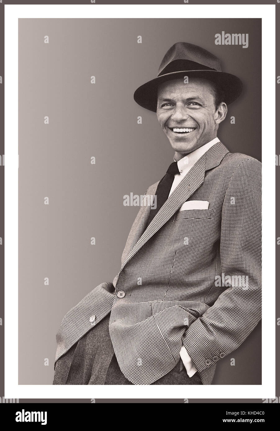 FRANK SINATRA INFORMELLES PORTRÄT 50er Jahre Toned RGB schwarz-weiß Francis Albert Sinatra 12. Dezember 1915 – 14. Mai 1998 war ein amerikanischer Sänger, Schauspieler und Produzent, der zu den beliebtesten und einflussreichsten Musikkünstlern des 20. Jahrhunderts gehörte. Er ist einer der meistverkauften Musikkünstler aller Zeiten und hat weltweit mehr als 150 Millionen Platten verkauft. Sinatra wurde in Hoboken, New Jersey, als Sohn italienischer Einwanderer geboren und begann seine musikalische Karriere in der Swing-Ära mit den Bandleadern Harry James und Tommy Dorsey. Stockfoto
