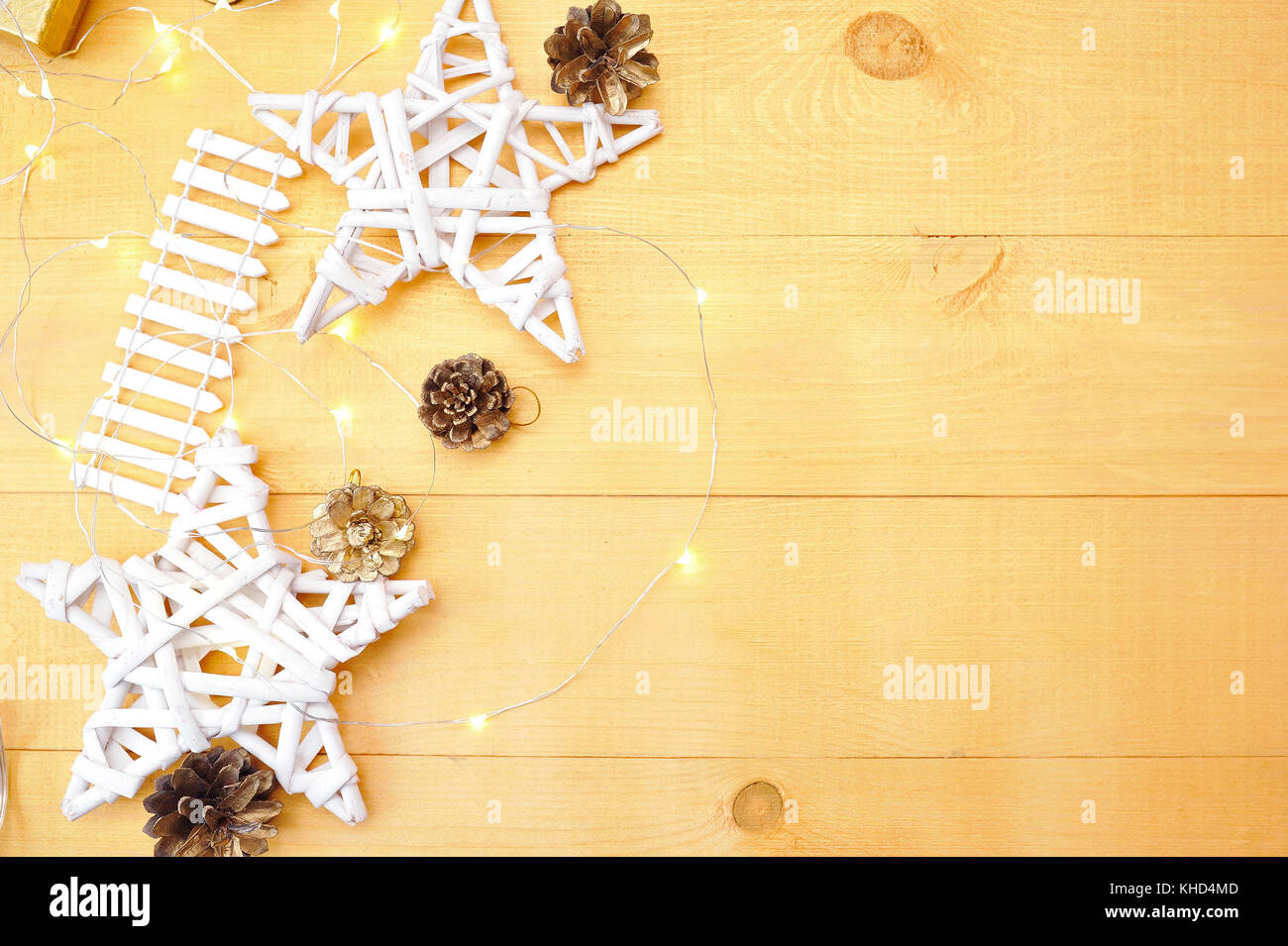 Weihnachten Hintergrund mit Platz für Ihren Text und White christmas tree und Stern auf einer gold Holz- Hintergrund. Flach, Ansicht von oben Foto mockup Stockfoto