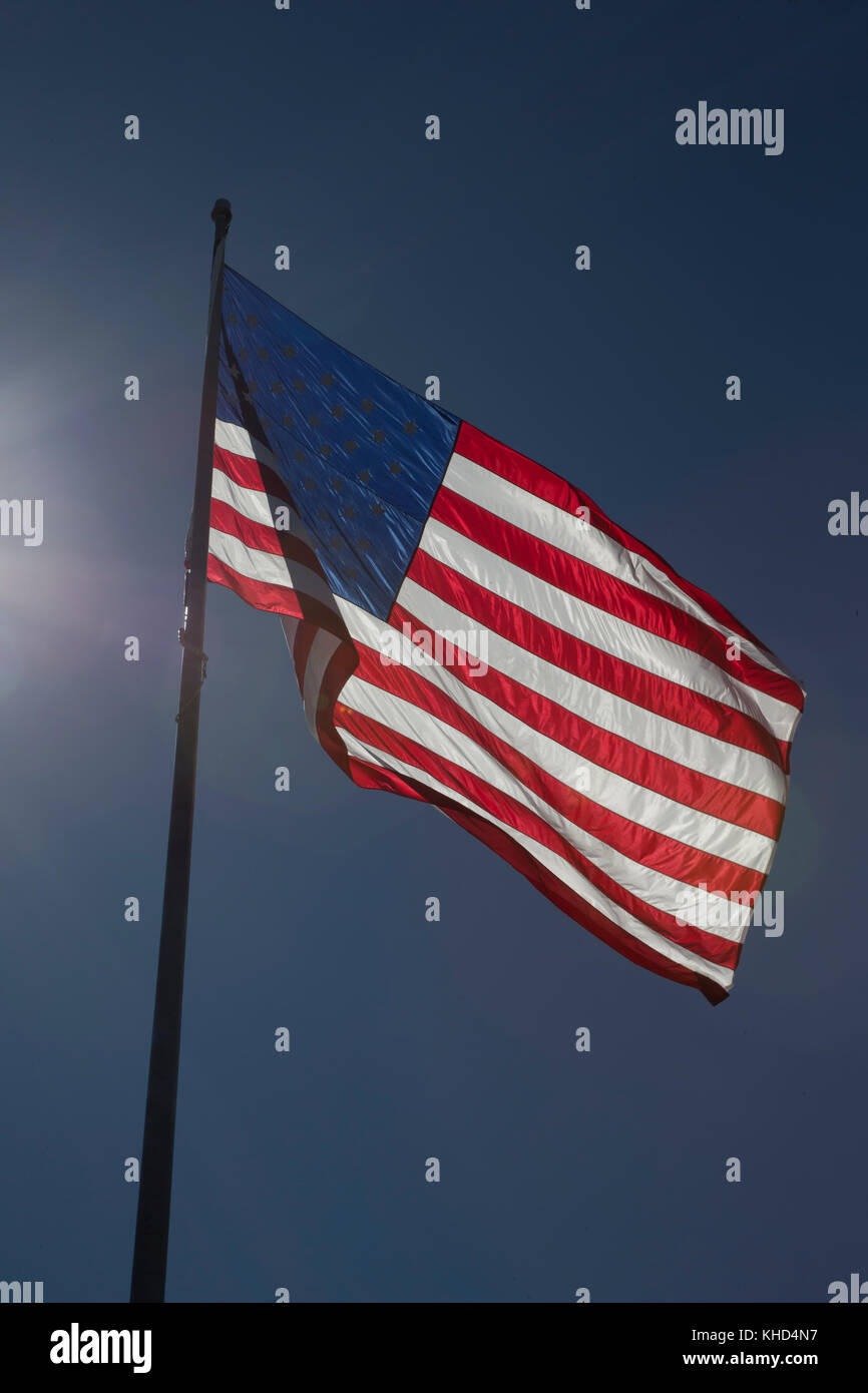 Amerikanische Flagge Hintergrundbeleuchtung gegen den tiefblauen Himmel Stockfoto