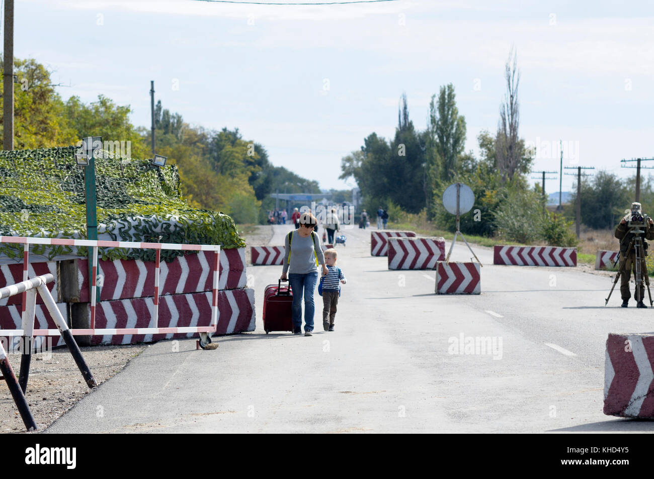 Frau mit einer Tasche und Kind Kreuzung Украино Grenze am Grenzübergang Kalanchak. September 20, 2017. Khersonskaya Oblast, Ukraine Stockfoto