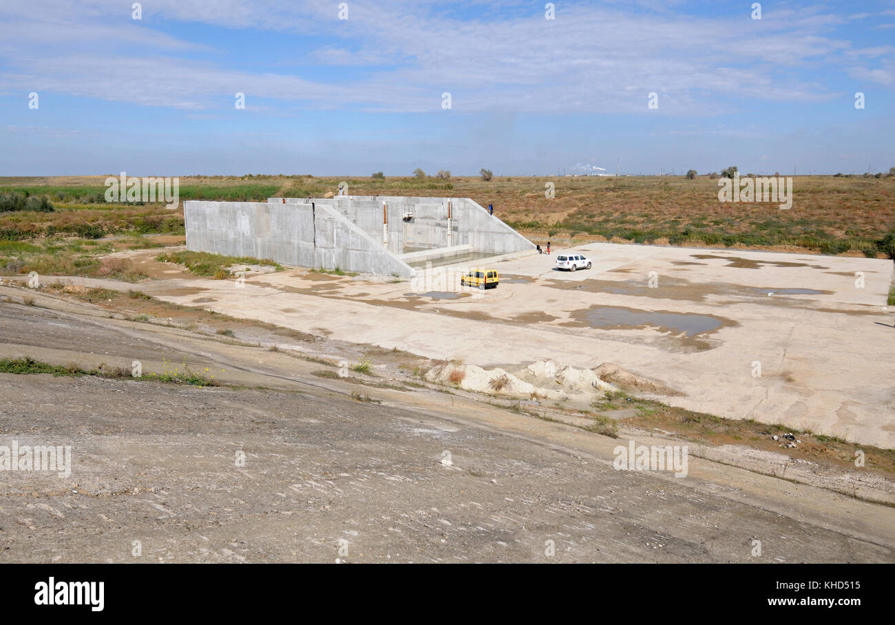 Vorläufigen Damm vor der Inbetriebnahme eines Capital One. Norden Krim-Kanal nahe Украино Grenze auf der Krim. Oktober 7, 2016. Die Ukraine Stockfoto