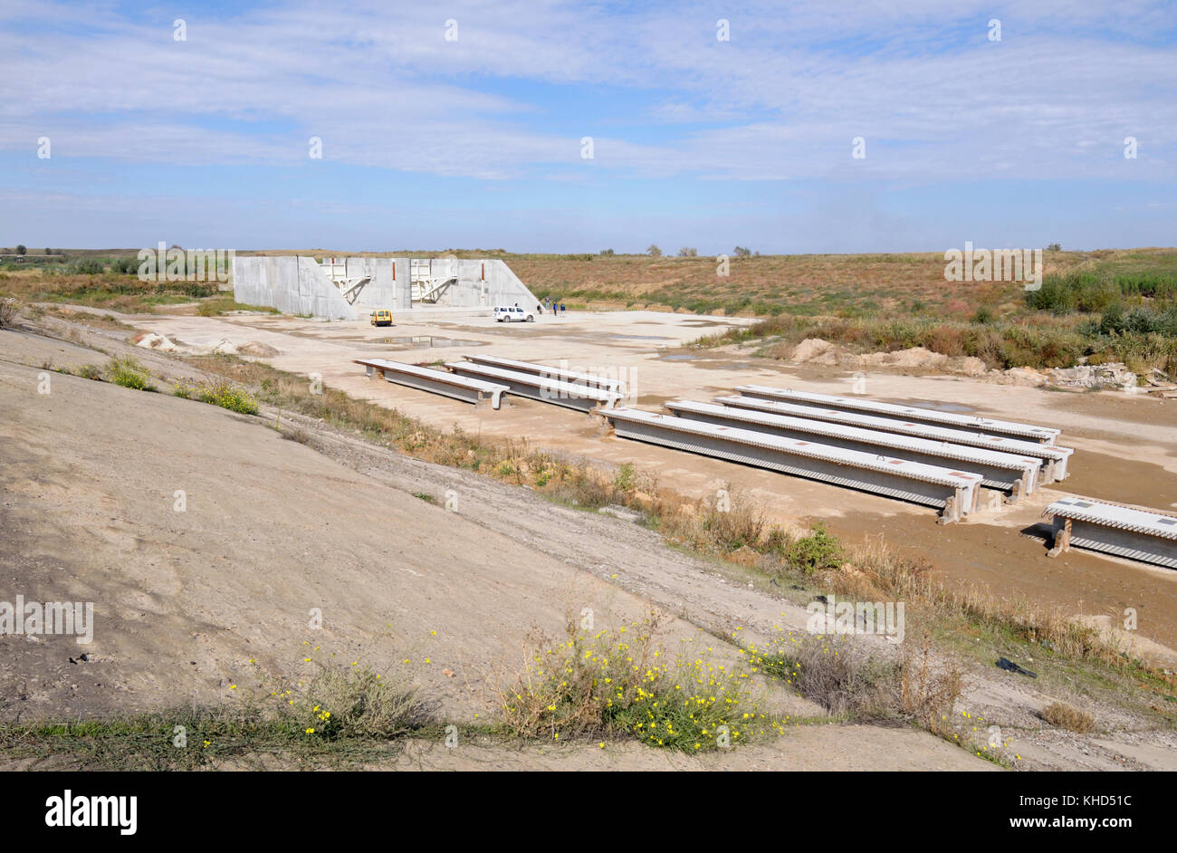 Vorläufigen Damm vor der Inbetriebnahme eines Capital One. Norden Krim-Kanal nahe Украино Grenze auf der Krim. Oktober 7, 2016. Die Ukraine Stockfoto