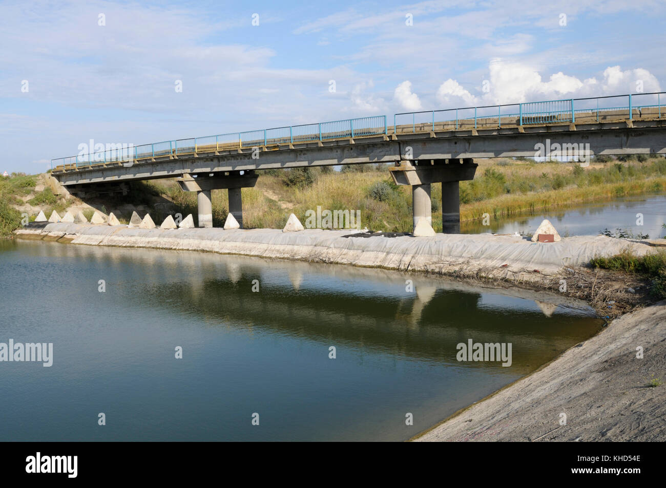 Unvollendete Damm vor der Inbetriebnahme,Krim-Kanal nahe Украино Grenze auf der Krim. 07.10. 2016. Die Ukraine Stockfoto