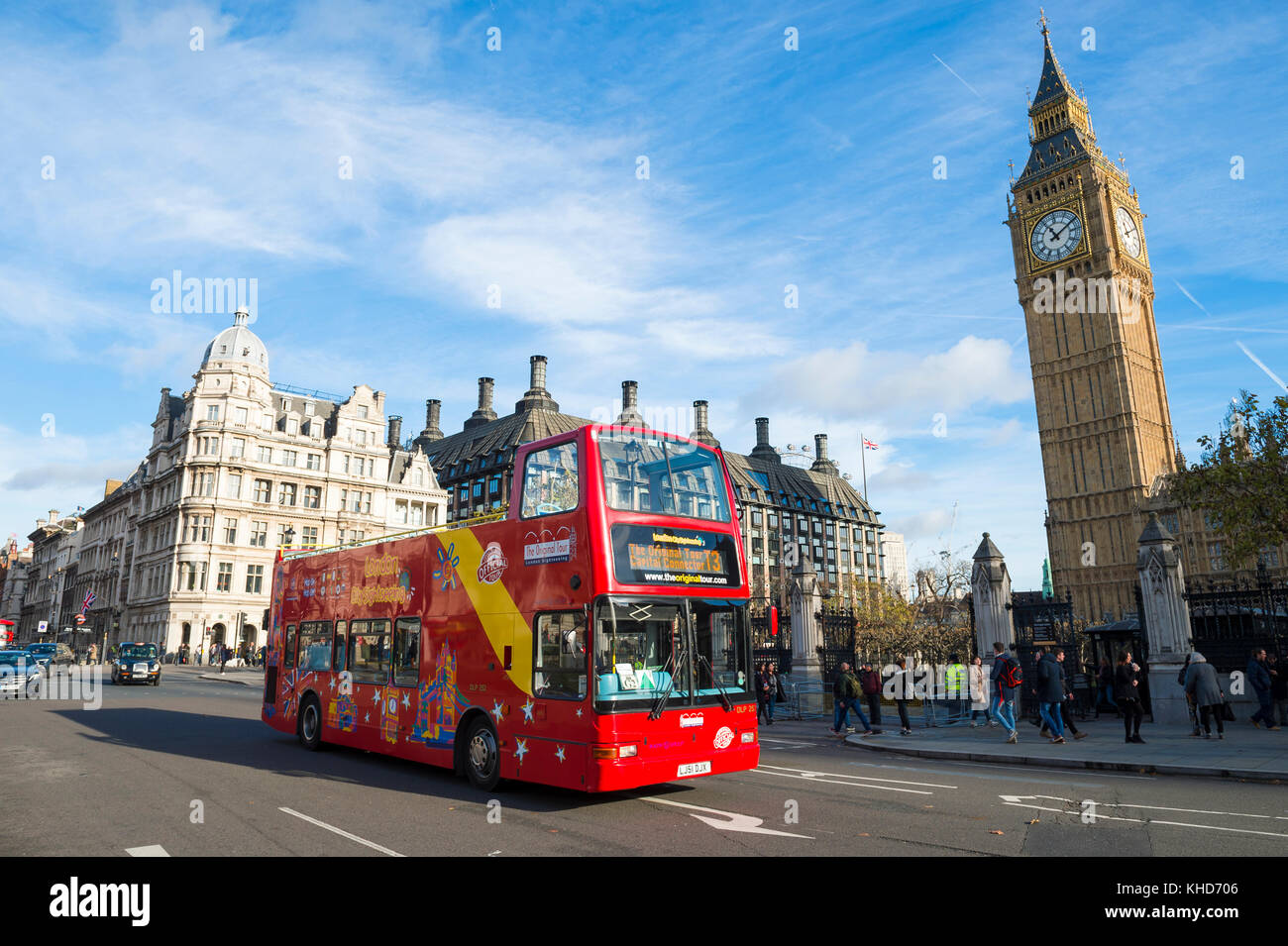 London - November 16, 2016: Doppeldecker sightseeing tour bus übergibt Big Ben in der Nähe der Einfahrt zum Houses of Parliament in Westminster. Stockfoto