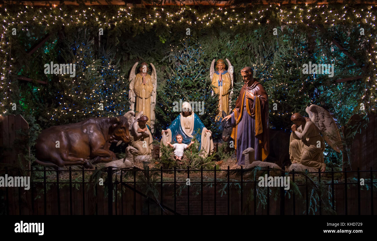 Weihnachten Krippe mit Maria, Josef, der Engel Gabriel und Tiere auf Baby Jesus in seiner Krippe Stockfoto