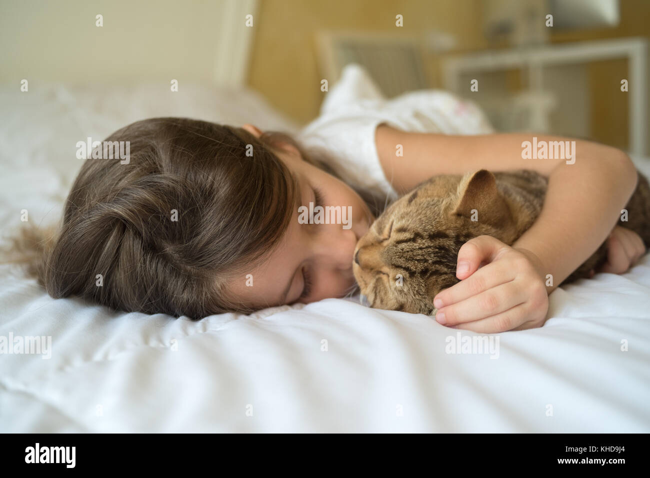 Katze Liegend Auf Bett Mit Jungen Mädchen Stockfoto Bild