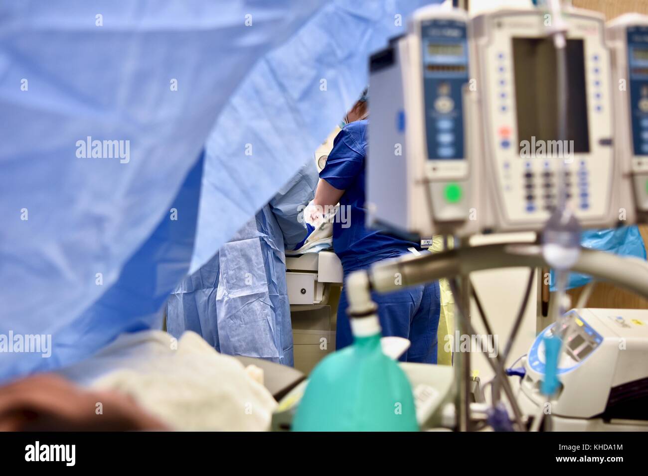 Medizinisches Personal, das nach der Geburt ein neugeborenes Baby übersieht Stockfoto