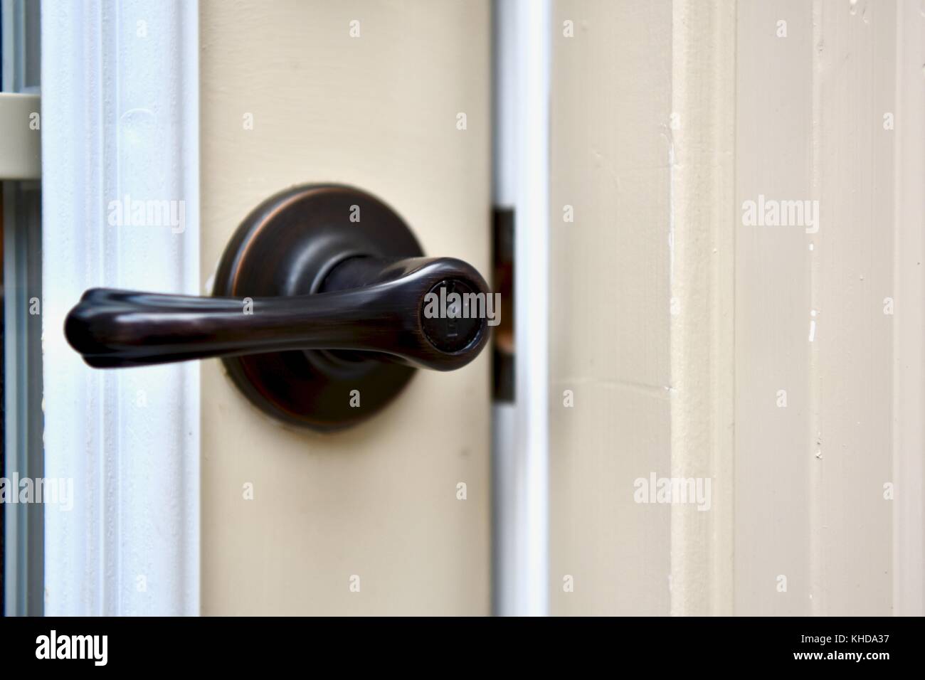 Tür links entriegelt und geöffnet Stockfoto