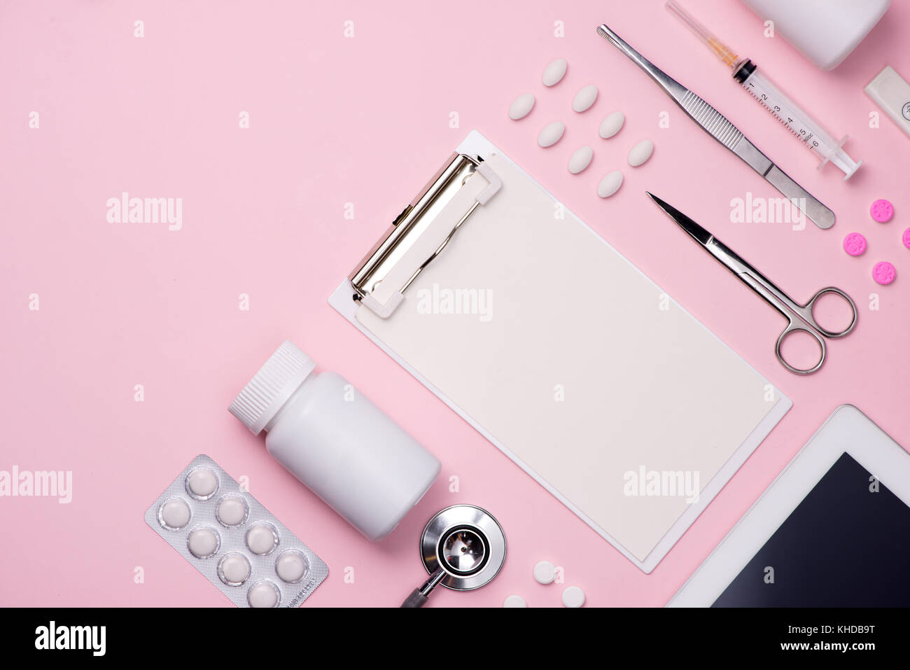 Medizinische Geräte. medizinisches Konzept auf rosa Hintergrund Stockfoto
