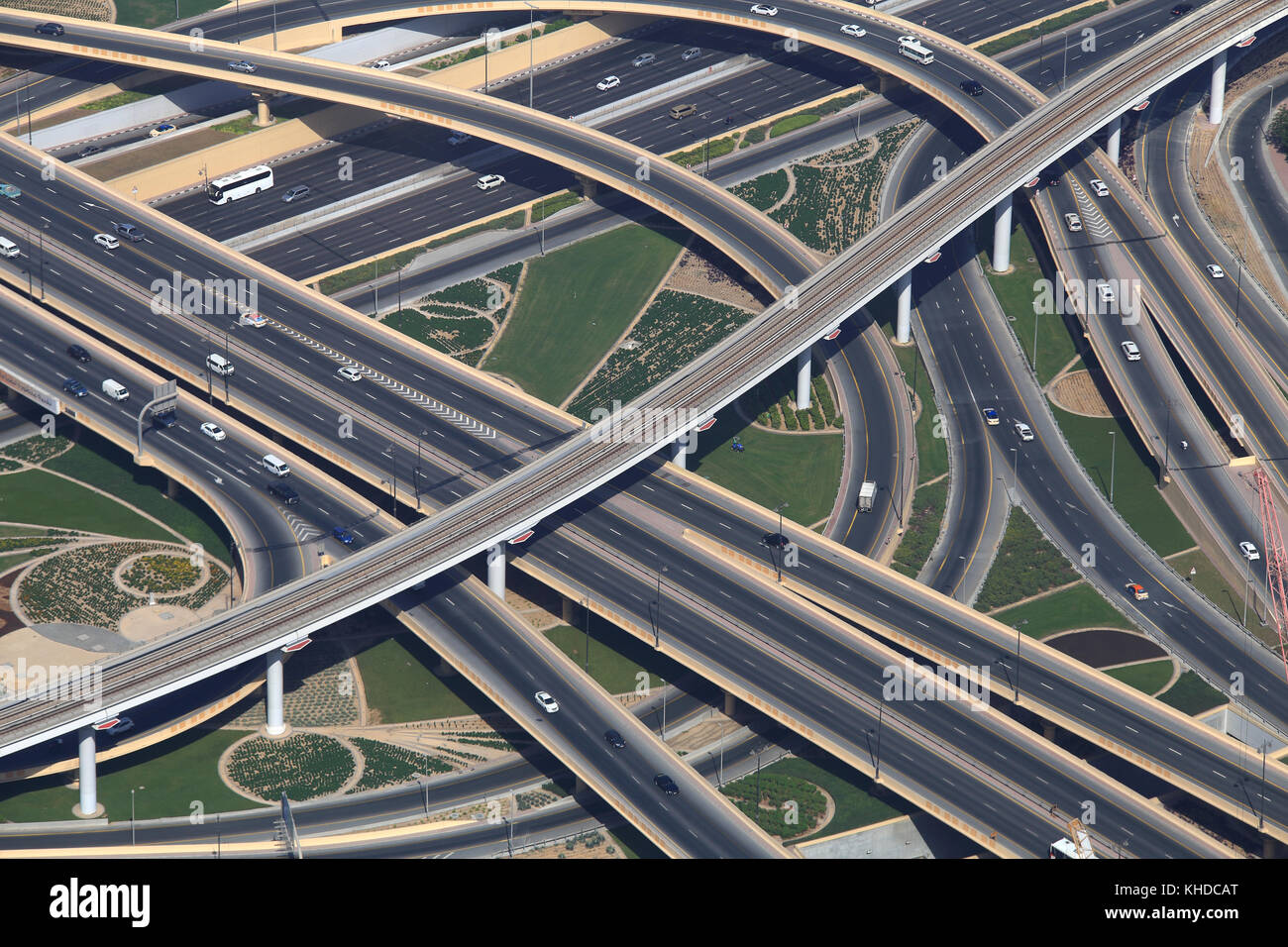 Verkehrsknotenpunkt mit Autos von oben. neue Verkehrsknotenpunkt in Dubai. Stockfoto