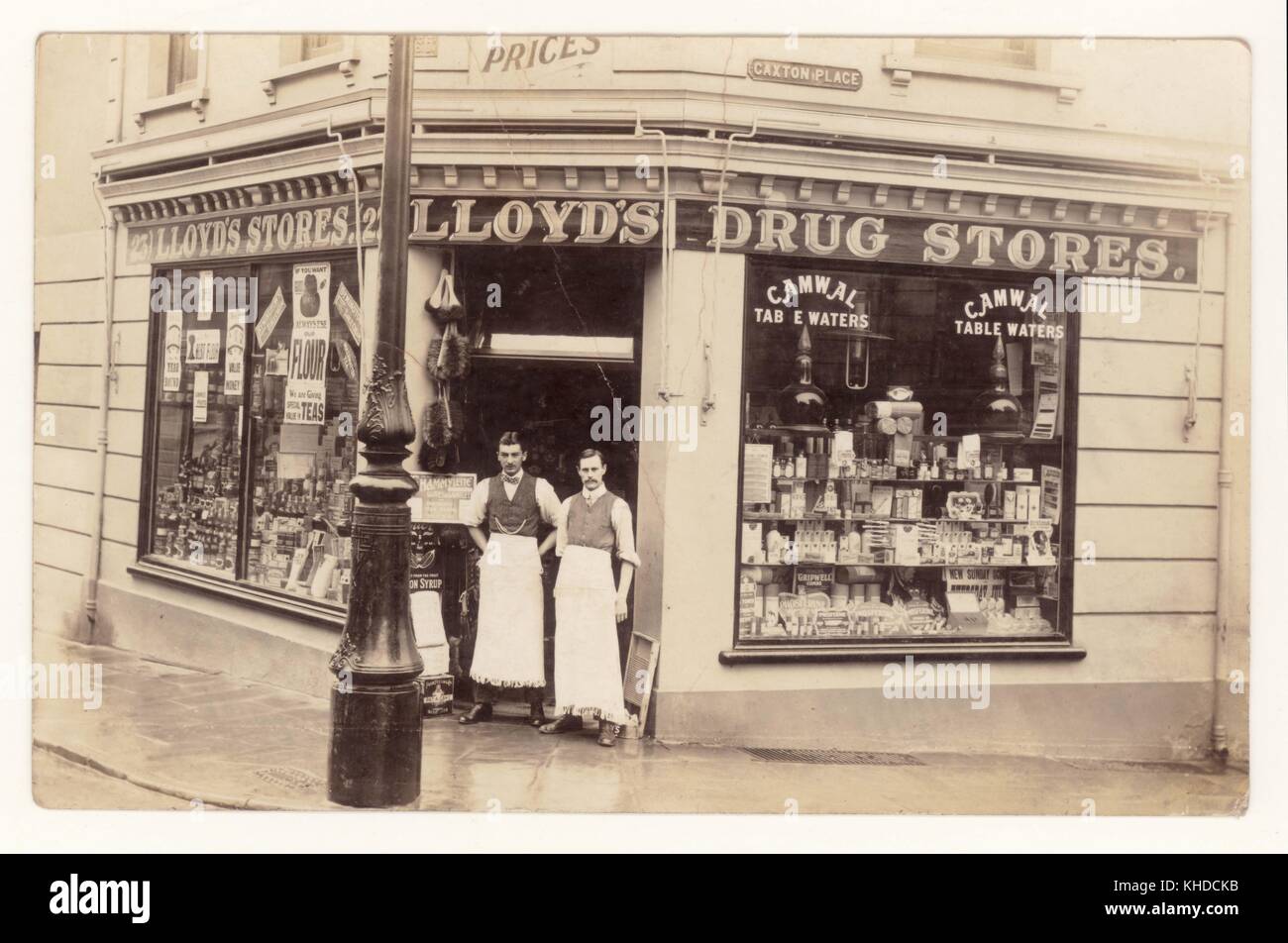 Anfang der 1900er Jahre Postkarte von Lloyds Drug Stores, Caxton Place, britische viktorianische Ladenbesitzer Edwardian Ladenbesitzer. Um 1910 Stockfoto