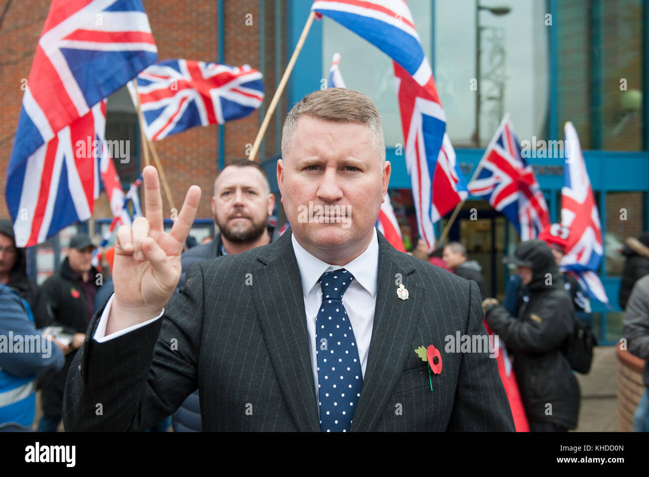 Bromley, Greater London, UK. 4. November 2017. Im Bild: Paul Golding steht außerhalb Bromley Polizeistation. / Bis zu 60 Großbritannien erste Unterstützer fei Stockfoto