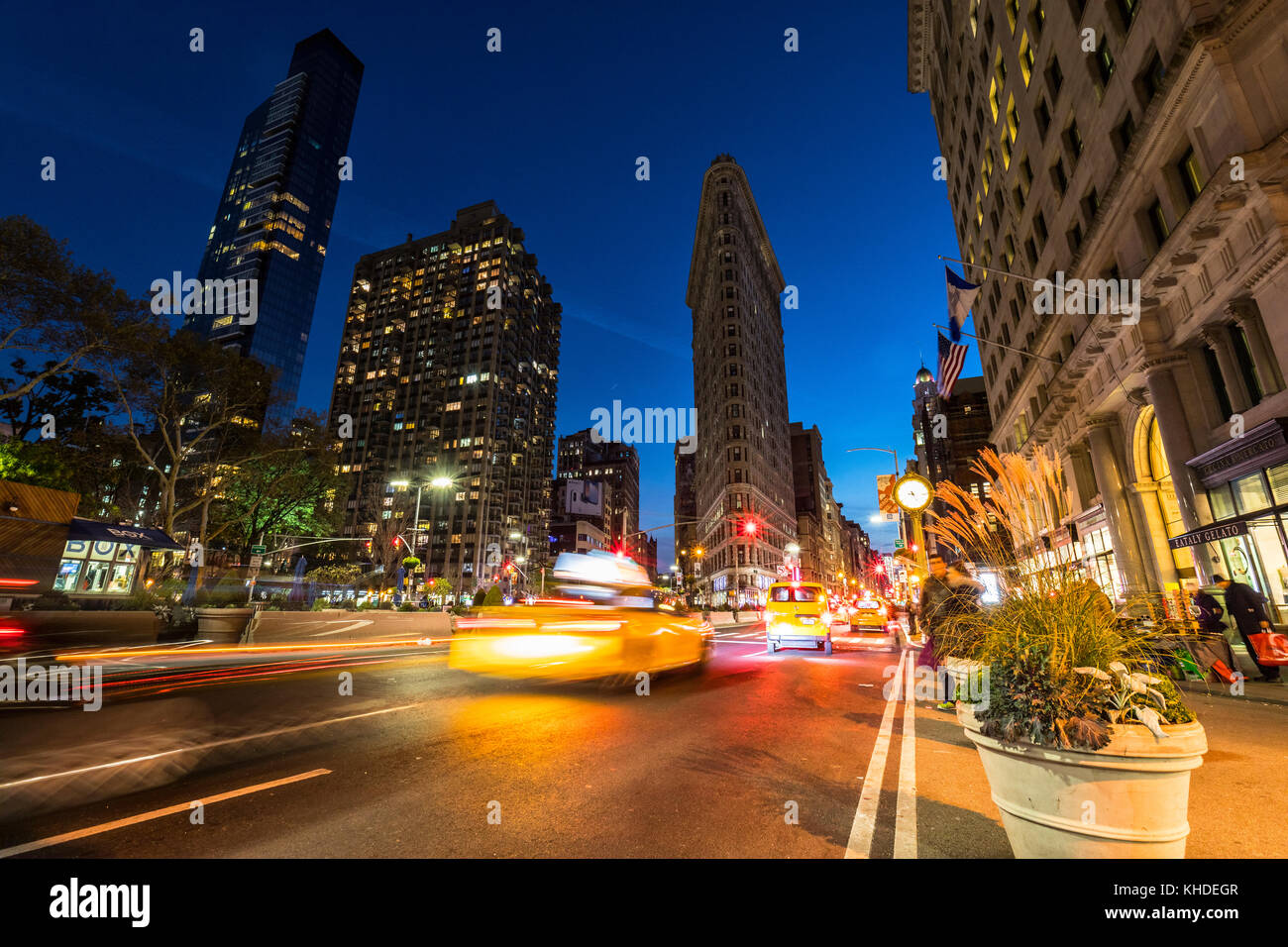 Verkehr in der Nacht auf der Fifth Avenue, Flatyron Gebäude auf der Rückseite in New York City Stockfoto