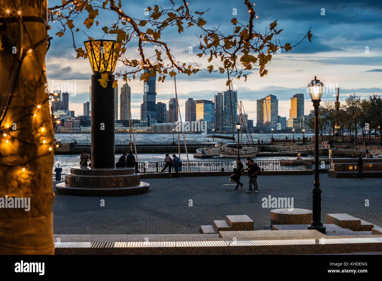 North Cove Yacht Hafen Battery Park City bei Sonnenuntergang, New Yersey auf der Rückseite, New York City Stockfoto