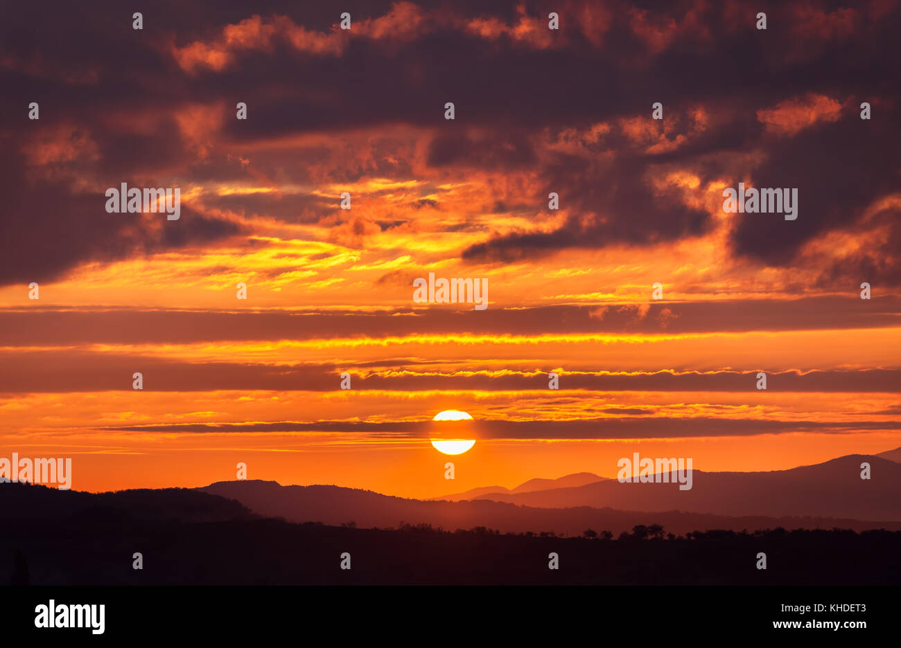 Panoramablick auf Berge, Herbst Landschaft. sunrise! Stockfoto