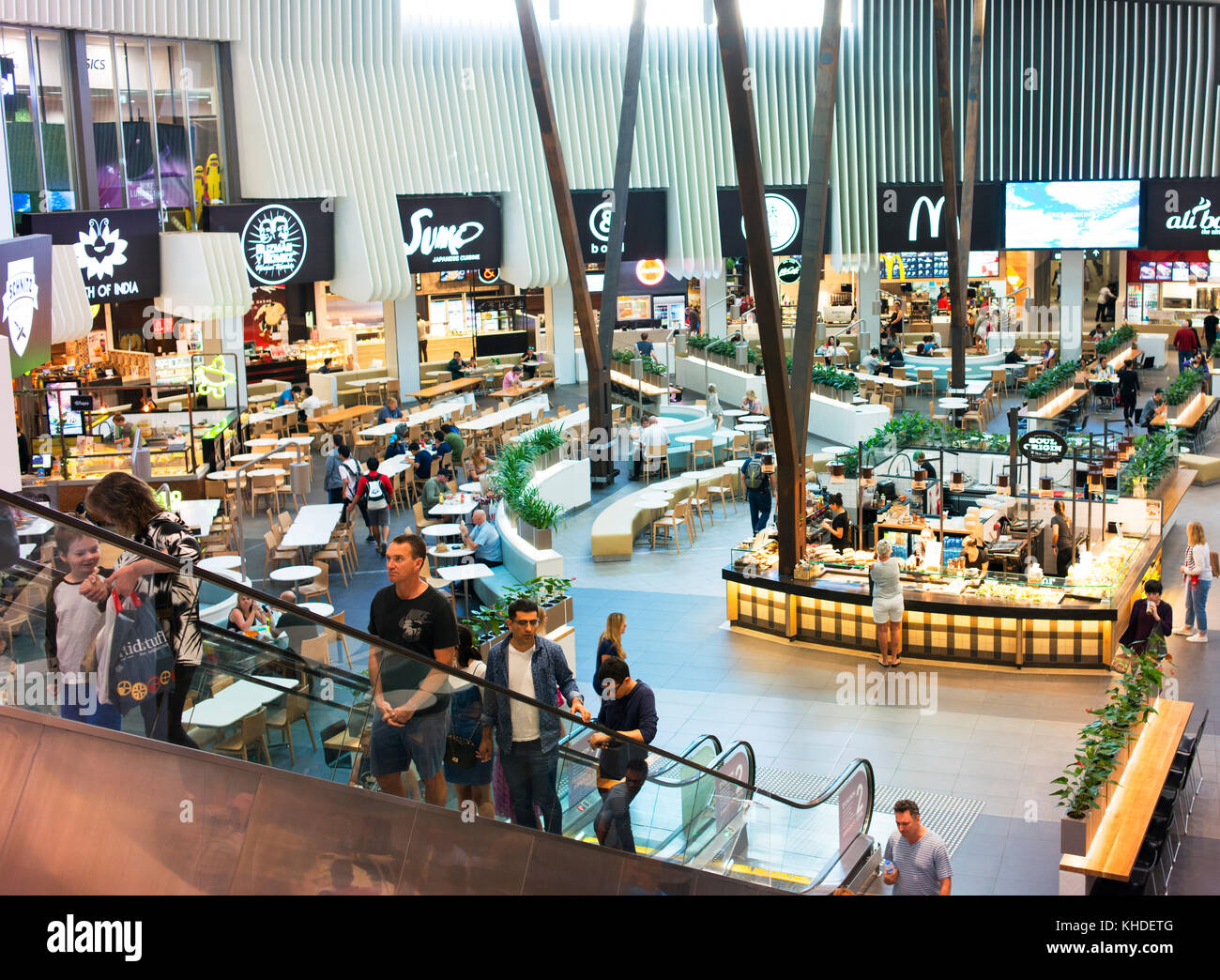 Käufer und der Food Hall innen Robina Town Center, dem zweitgrößten Einkaufszentrum in Queensland's Gold Coast. Stockfoto