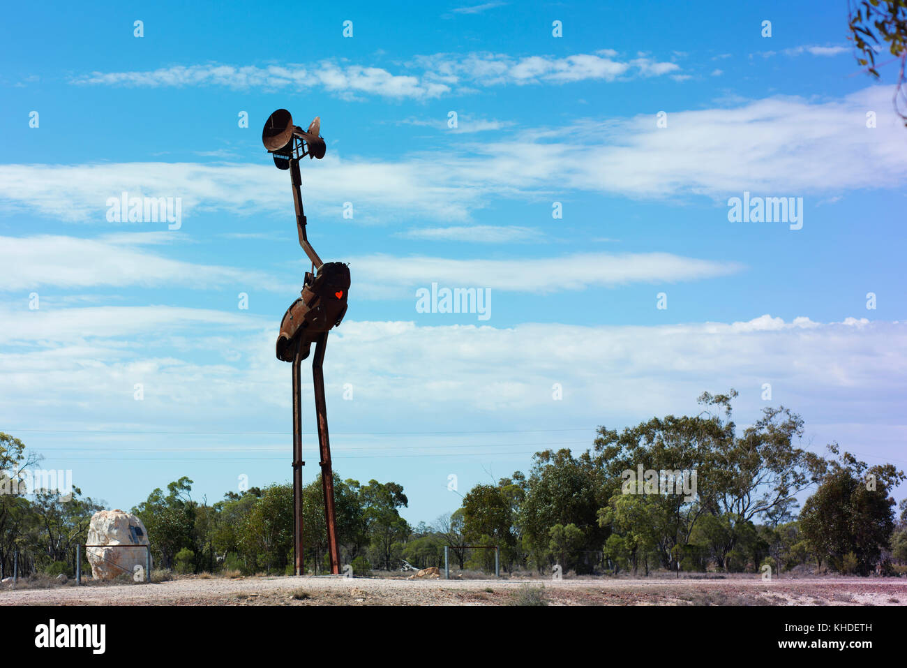 Stanley, eine 18 Meter hohe Skulptur eines Ewu von John Murray in der Nähe von Lightning Ridge, New South Wales, Australien. Stockfoto