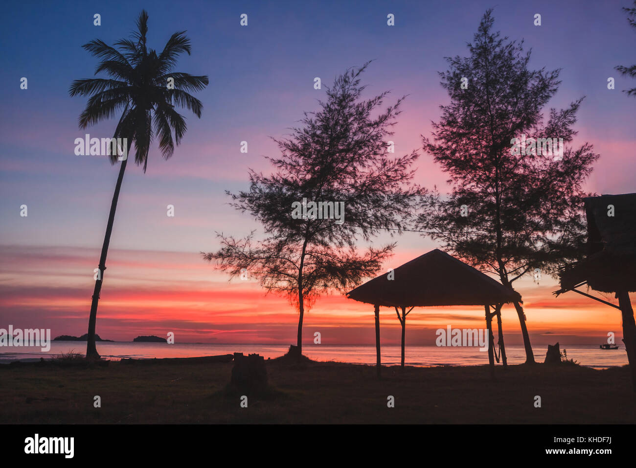 Schöne Landschaft bei Sonnenuntergang, tropische Natur der exotischen Insel mit Copyspace, Sommer romantische Aussicht Stockfoto