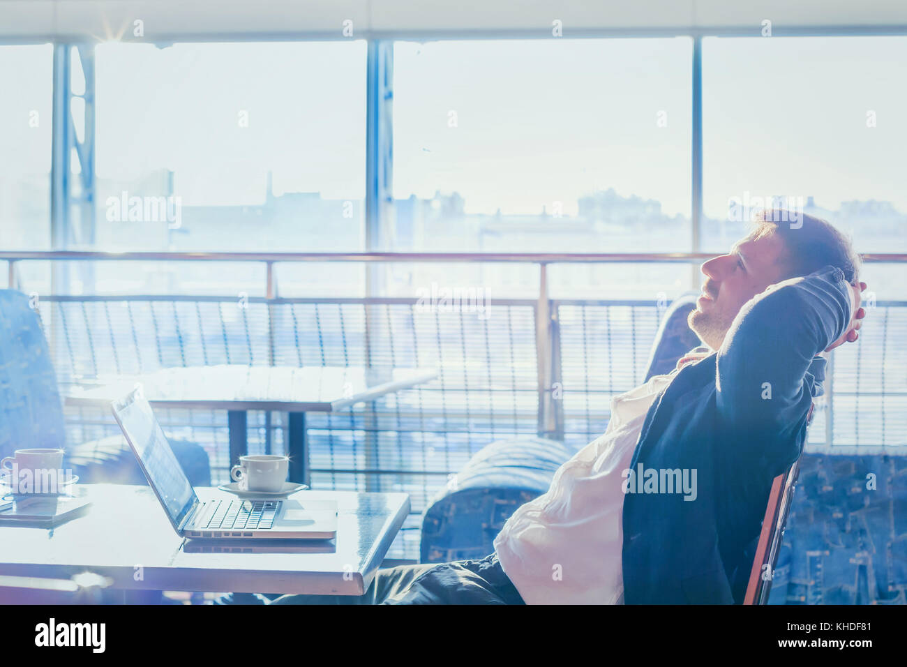 Glücklich, erfolgreicher Geschäftsmann in der Vorderseite des Computers, Unternehmer träumen und Lächeln Stockfoto