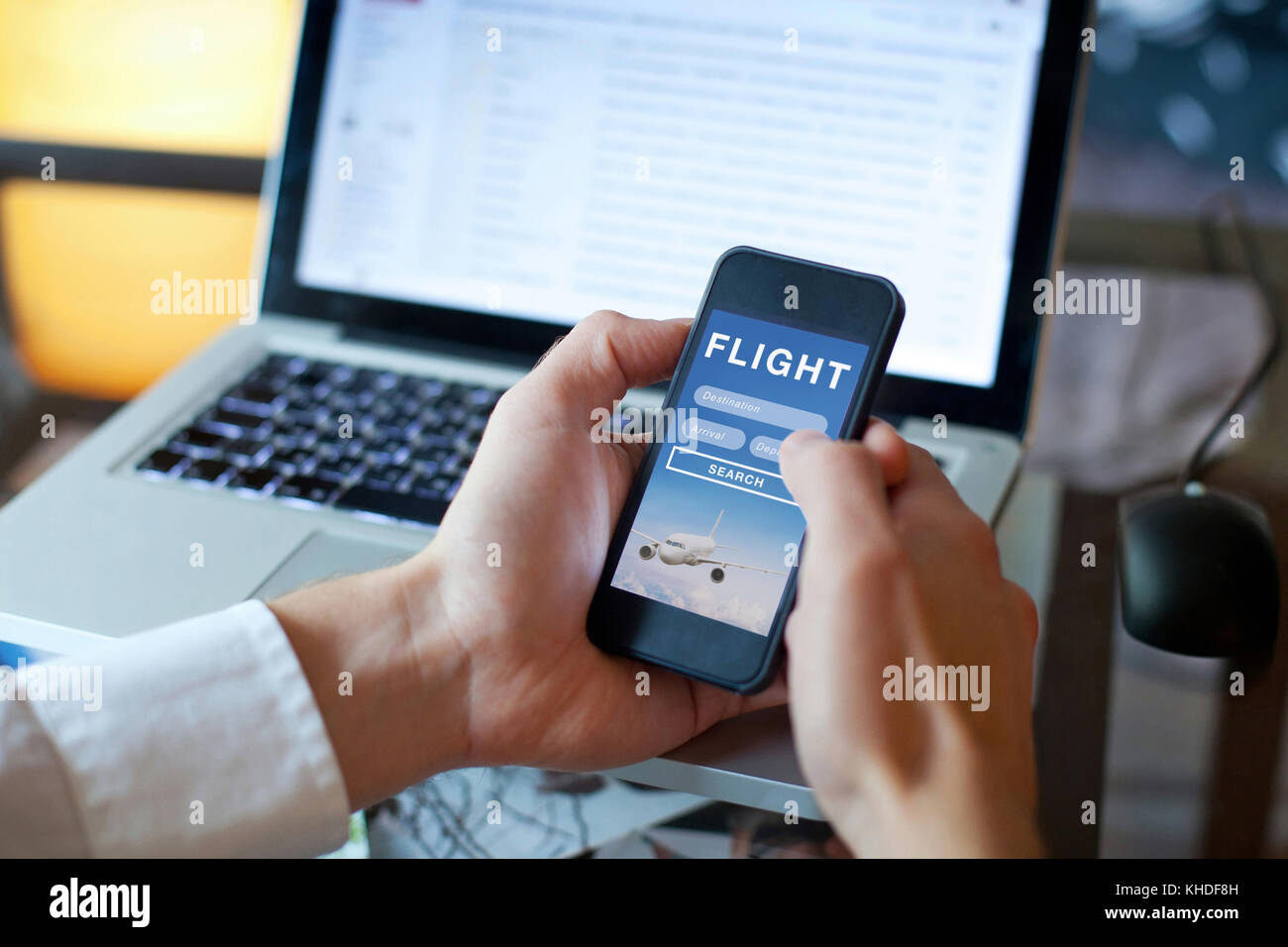 Flüge suchen auf mobilen Anwendung online, Buchung von Flugtickets Stockfoto
