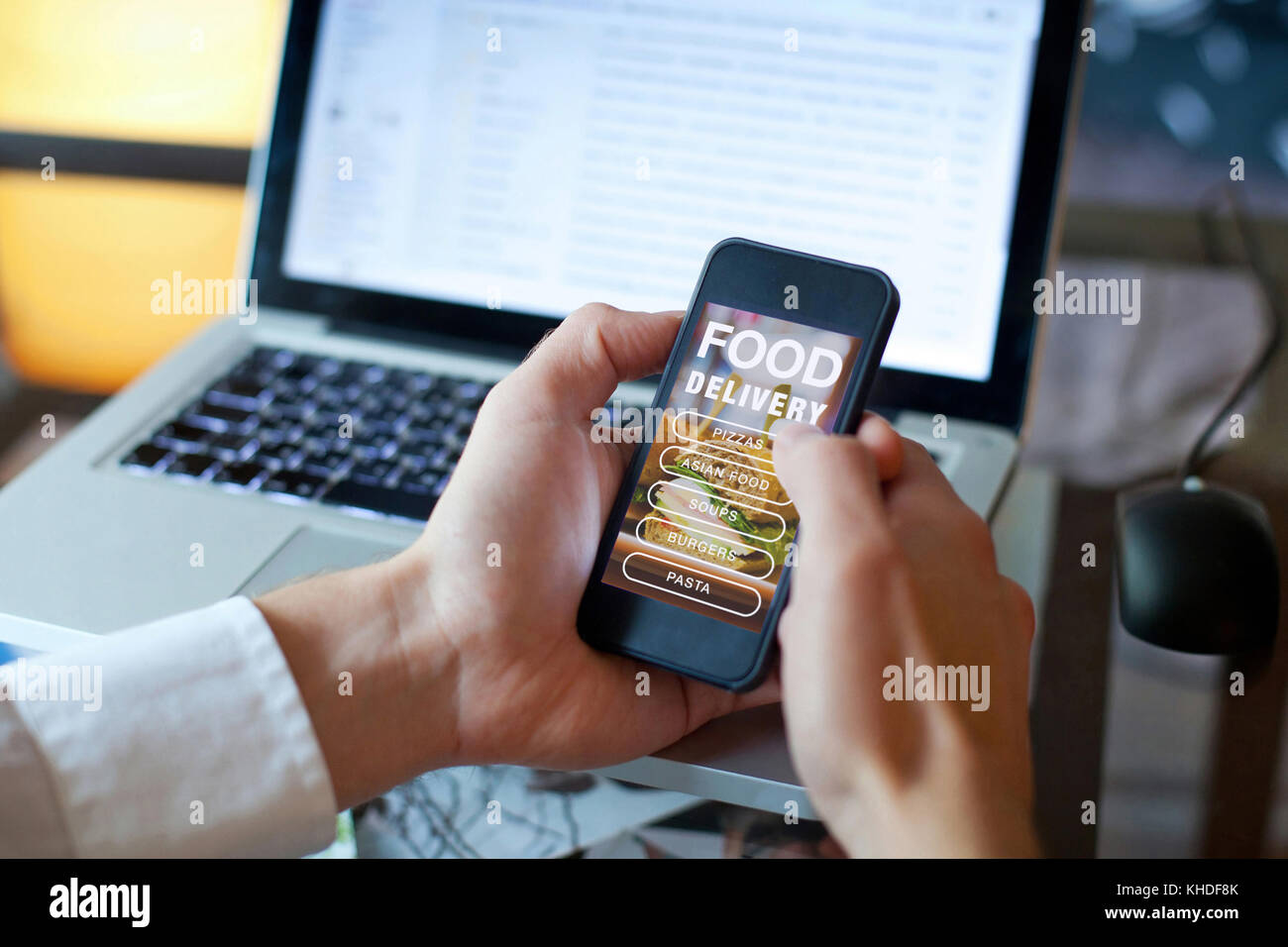 Um Lebensmittel im Internet, Restaurant Mahlzeiten Lieferung online Stockfoto