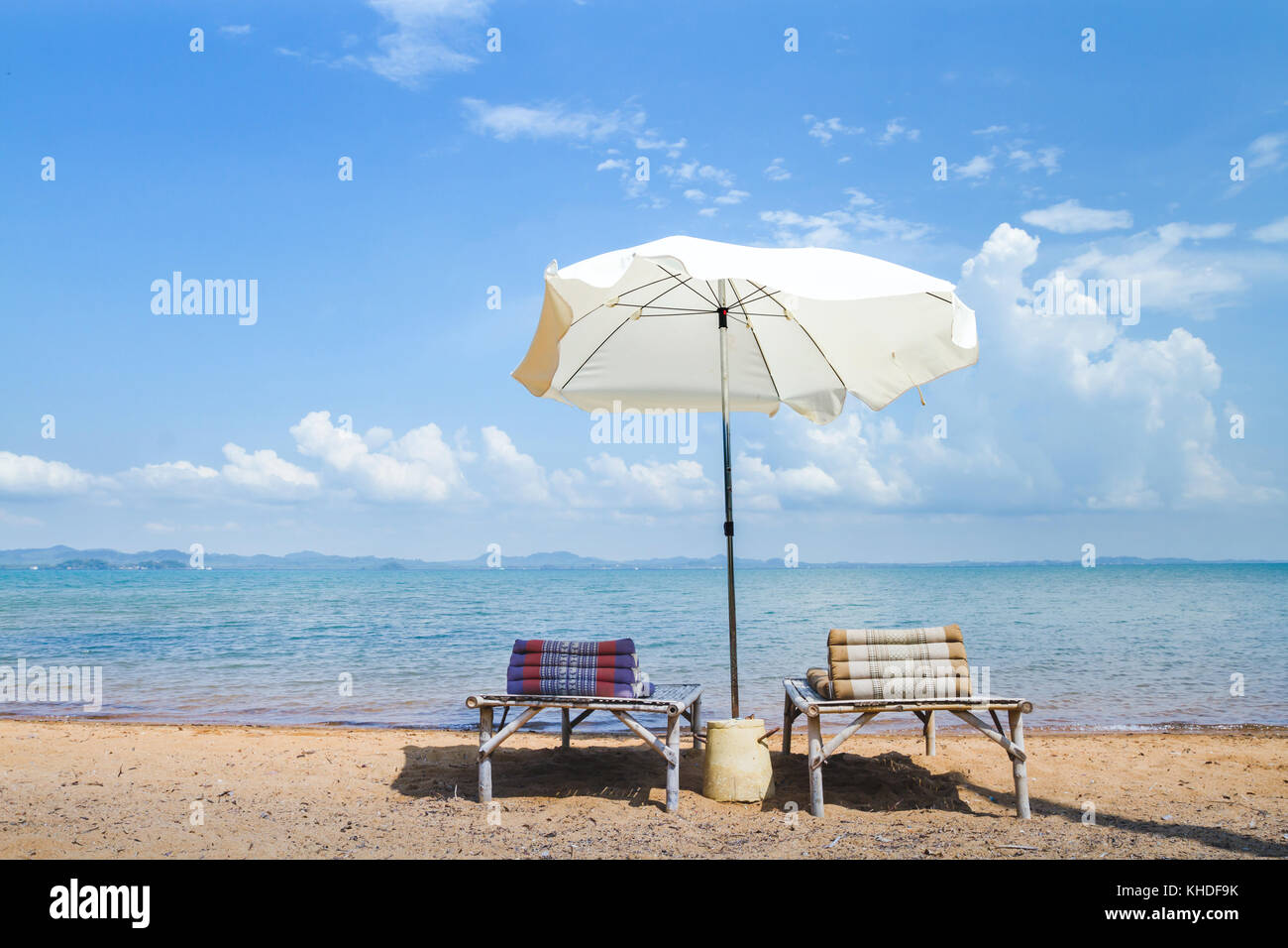 Urlaub am Meer, zwei Liegestühle und Sonnenschirm in der Nähe des Meeres, Sommer Entspannung Konzept Stockfoto