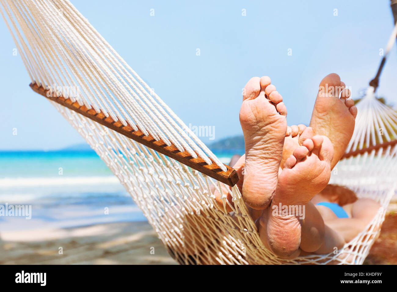 Familie am Strand entspannen in der Hängematte, exotischen Urlaub reisen, Nahaufnahme der Füße Stockfoto