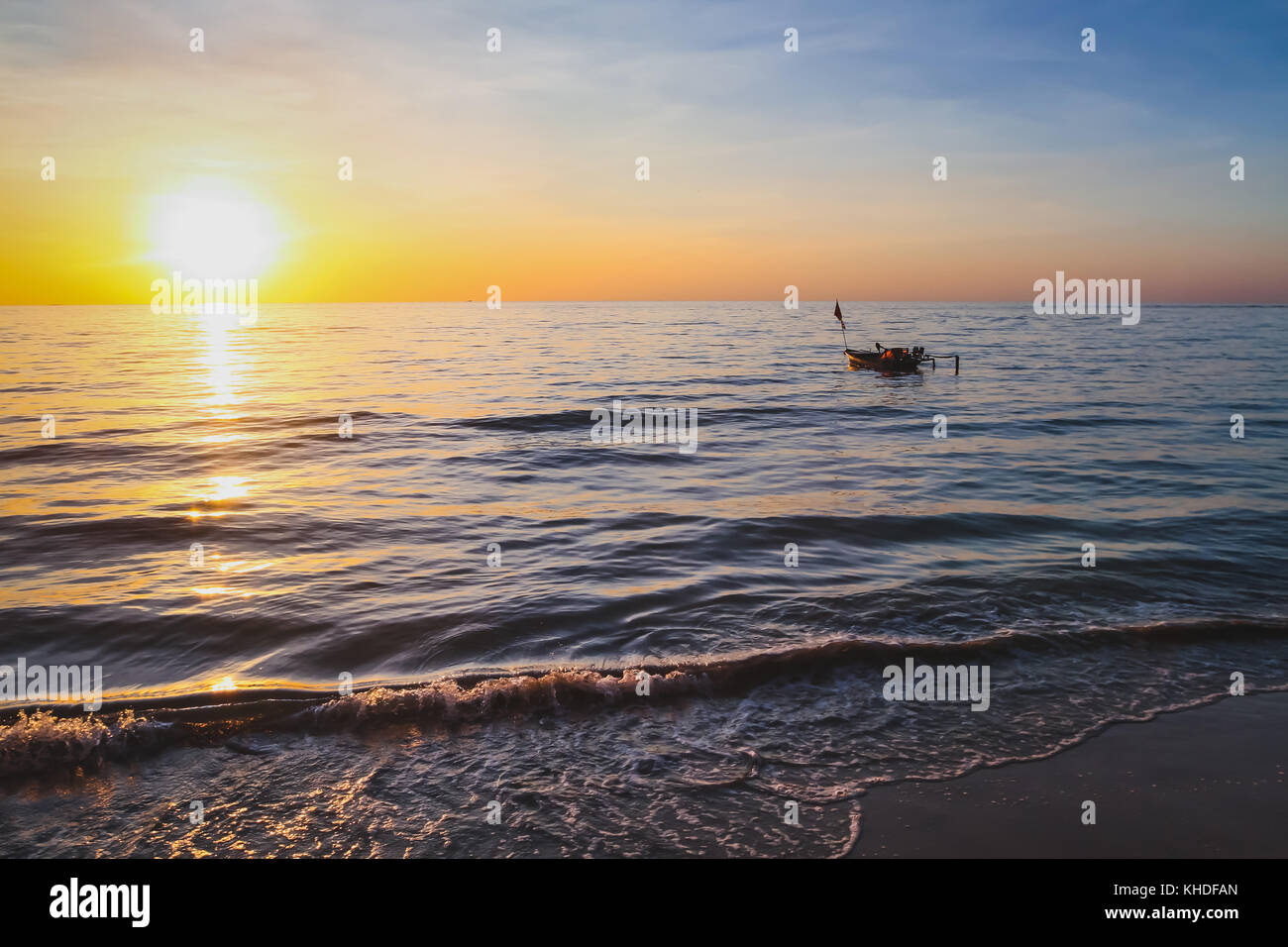 Sommer Hintergrund, verträumt schönen Strand Landschaft bei Sonnenuntergang, sea wave mit Kopie Raum Stockfoto