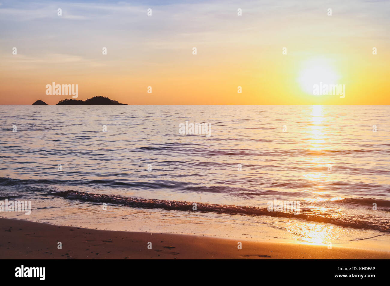 Entspannung ruhigen Hintergrund, schöne Natur, leere ruhigen Strand bei Sonnenuntergang, Landschaft mit Copyspace Stockfoto